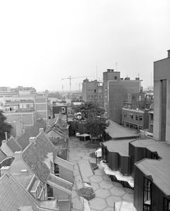 884163 Gezicht op de Zakkendragershof achter Stadskasteel Oudaen (Oudegracht 99) te Utrecht, vanaf het dak van het ...